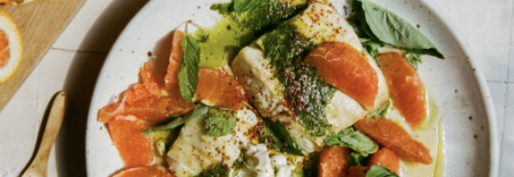 Halibute de tábua de cedro grelhado com salsa verde e frutas cítricas