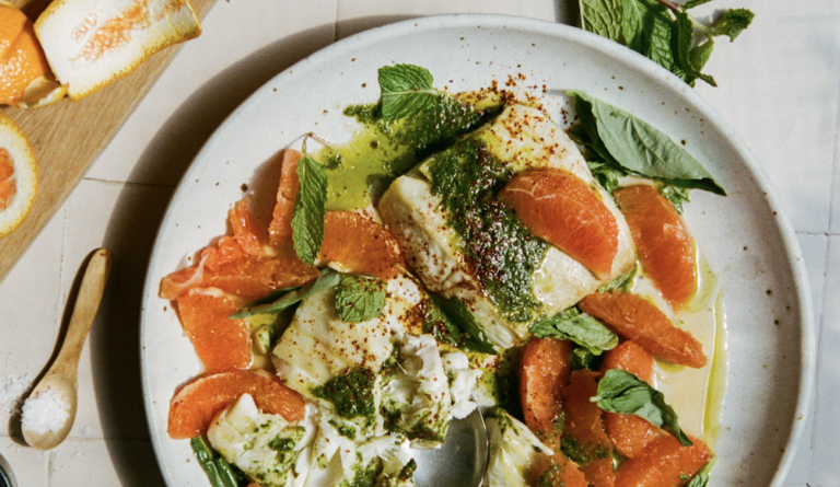Halibute de tábua de cedro grelhado com salsa verde e frutas cítricas