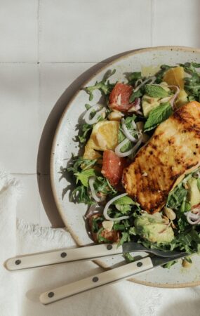 18 saladas de primavera frescas, saborosas e realmente satisfatórias