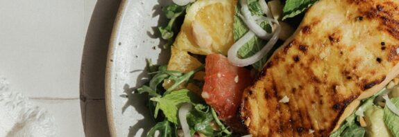 18 saladas de primavera frescas, saborosas e realmente satisfatórias