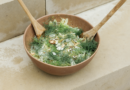 Salada de erva-doce preparada com tâmaras, queijo azul e amêndoas