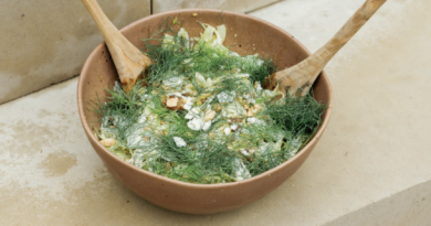 Salada de erva-doce preparada com tâmaras, queijo azul e amêndoas
