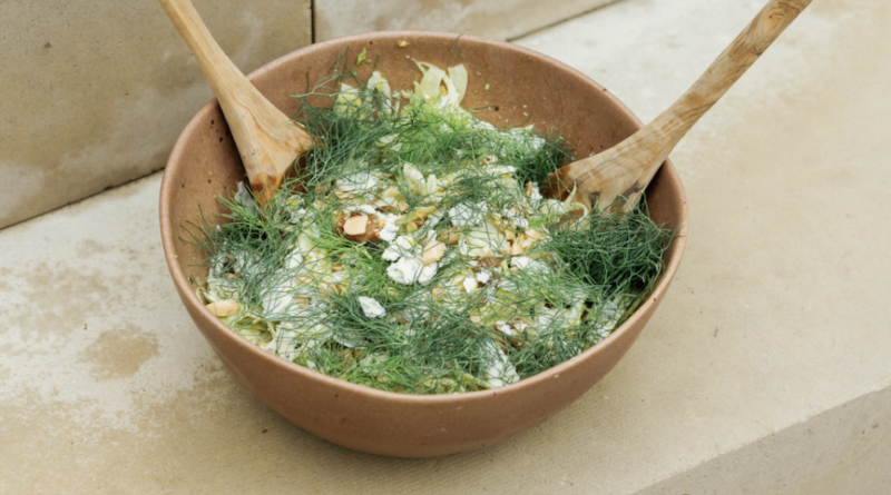 Salada de erva-doce preparada com tâmaras, queijo azul e amêndoas