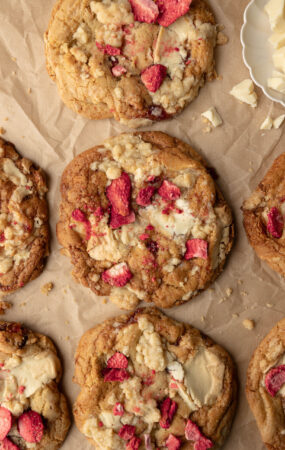 Biscoitos Crumble De Morango Com Chocolate Branco E Geléia