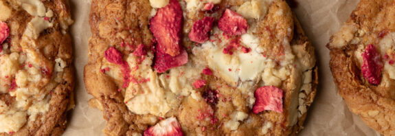 Biscoitos Crumble De Morango Com Chocolate Branco E Geléia