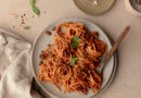 Macarrão de alcaparras com tomate seco ao sol e molho viciante