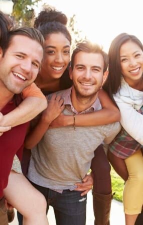 Mais de 10 ideias para encontros noturnos em grupo e família (para impressão gratuita)