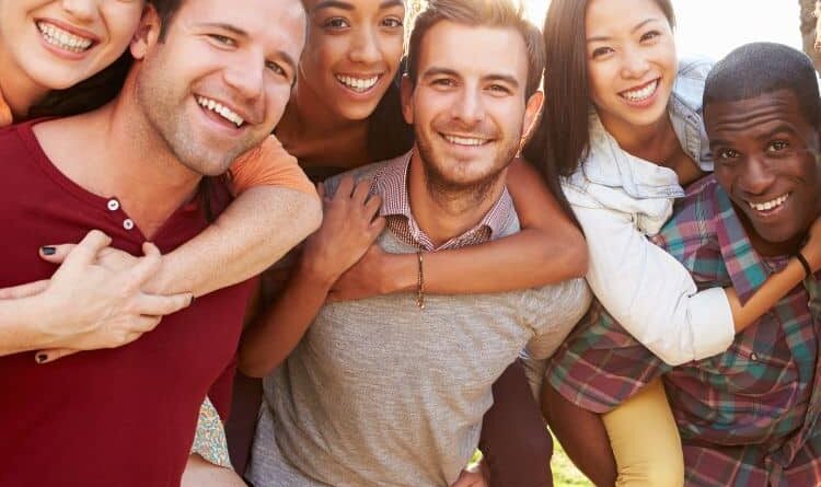 Mais de 10 ideias para encontros noturnos em grupo e família (para impressão gratuita)