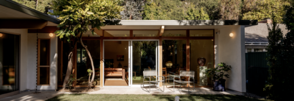 Entre nesta reforma residencial orgânica e moderna de Los Angeles