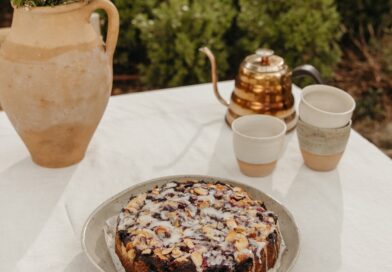 Este bolo de fubá de mirtilo tem gosto de verão em cada mordida
