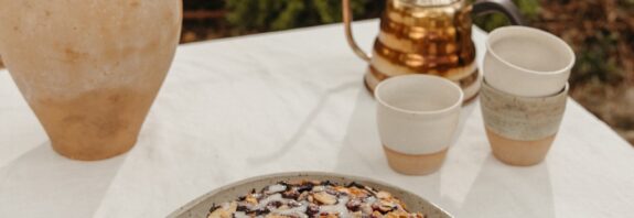 Este bolo de fubá de mirtilo tem gosto de verão em cada mordida