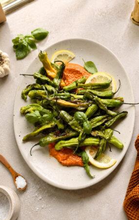 Pimentas Shishito com Romesco são o melhor aperitivo de verão