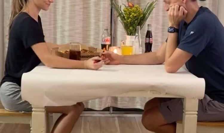Pizza, jogos e luz de velas em casa
