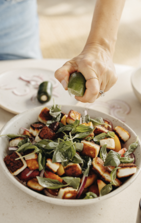 Salada Halloumi de Nectarina de Tomate com Manjericão e Jalapeño