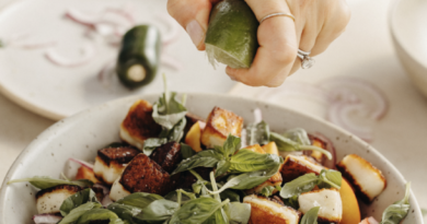 Salada Halloumi de Nectarina de Tomate com Manjericão e Jalapeño

