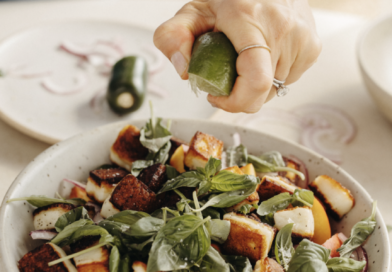 Salada Halloumi de Nectarina de Tomate com Manjericão e Jalapeño