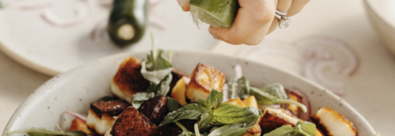 Salada Halloumi de Nectarina de Tomate com Manjericão e Jalapeño