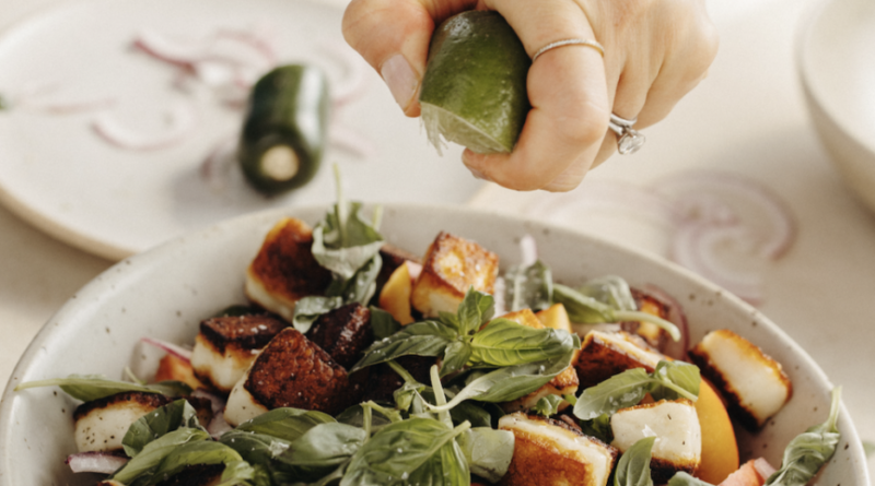 Salada Halloumi de Nectarina de Tomate com Manjericão e Jalapeño